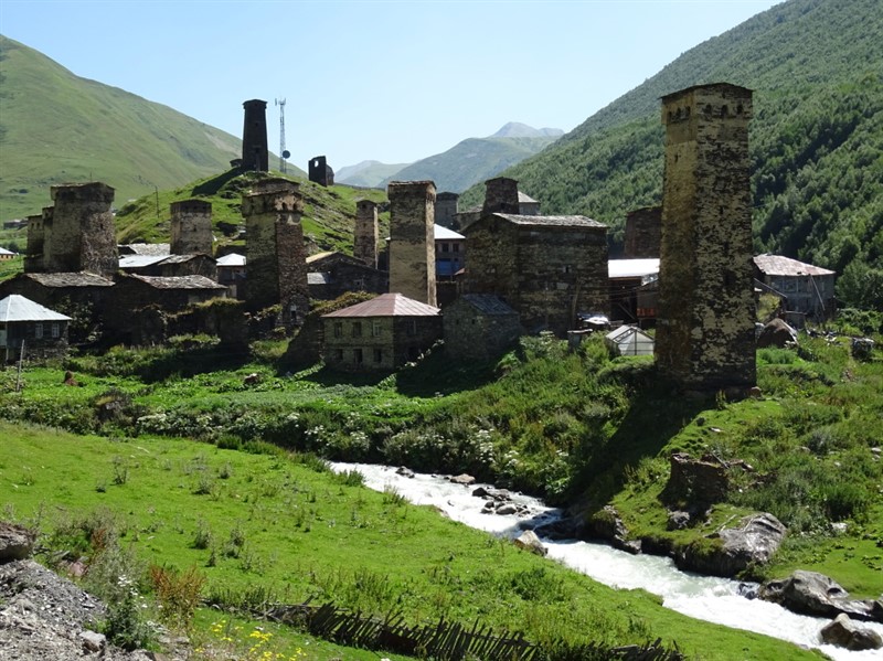 Vesnice  Ušguli je údajně nejvýše položenou trvale osídlenou vesnicí Evropy 