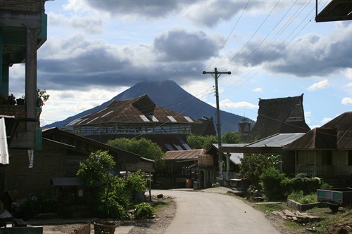 Jediné, co se nemění je sopka Sinabung v pozadí | http://www.summitpost.org/