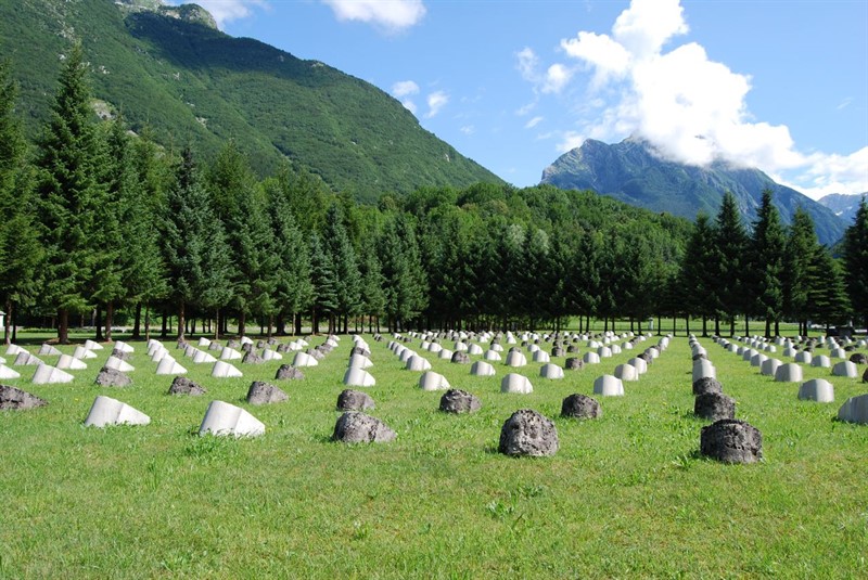 Hřbitov vojáků rakousko-uherské armády nedaleko městečka Bovec na  horním toku Soči