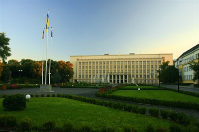 Budova bývalého zemského úřadu, dostavěná těsně před maďarskou okupací v listopadu 1938, byla ve své době největší nově postavenou úřednickou budovou celé Republiky Českoslovcenské. Dnes v ní sídlí ukrajinský krajský národní výbor.