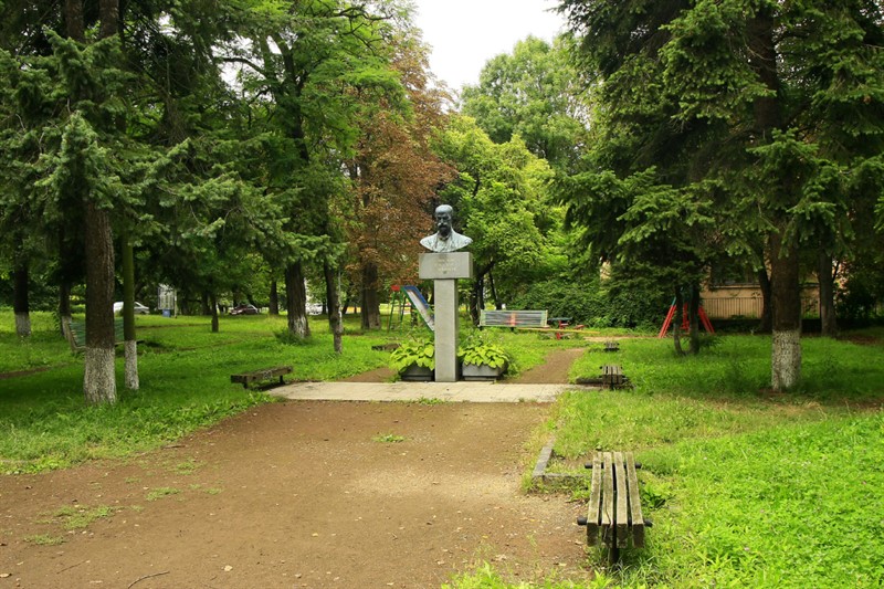 Pomník prezidenta Osvoboditele T. G. Masaryka, původně více než desetimetrový, stával takřka ve středu Užhorodu, než ho zbourali maďarští okupanti. Po roce 1991 na jeho místě město postavilo pomník maďarskému revolucionáři Petöfimu. Na Masaryka zbyla jen malá busta na předměstí v parčíku vedle dětského hřiště...