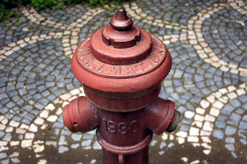 Bezmála sto let starý československý hydrant na bývalé Beskydově ulici. Stále funkční.