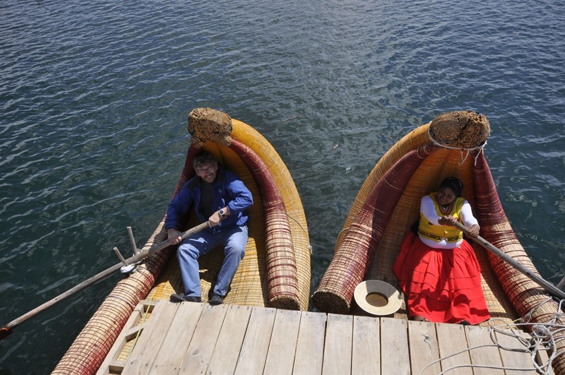 Bob při řízení člunu z totory na jezeře Titicaca