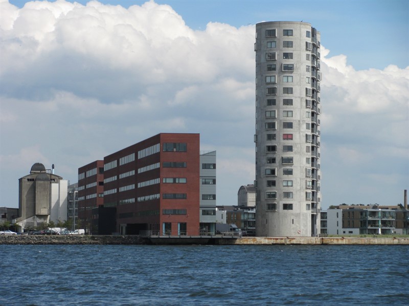 Na okraji Aalborgu stávala cementárna. Její objekty prošly konverzí na obytné a komerční budovy, unikátní je přestavba betonových sil na cement na věžové obytné domy.   

