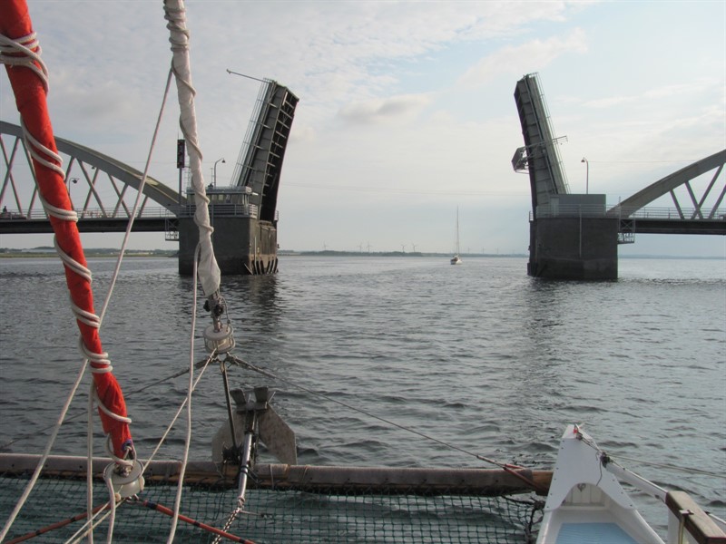 Před Aalborgem projíždí lodě pod zvedacím mostem