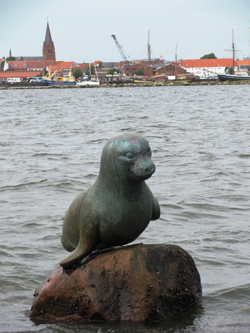 Kodaň má svou mořskou vílu, symbolem Nykobingu M. je severomořský tuleň. Podobnost jejich ztvárnění je víc než nápadná.