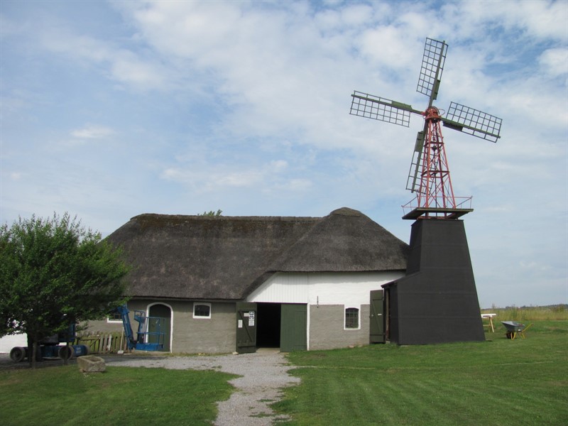 Místní muzeum a skanzen opatruje na  Furu i objekt farmy, u níž se dochoval i malý farmářský větrný mlýnek s jednoduchou konstrukcí a jednoduchým mlýnským složením.