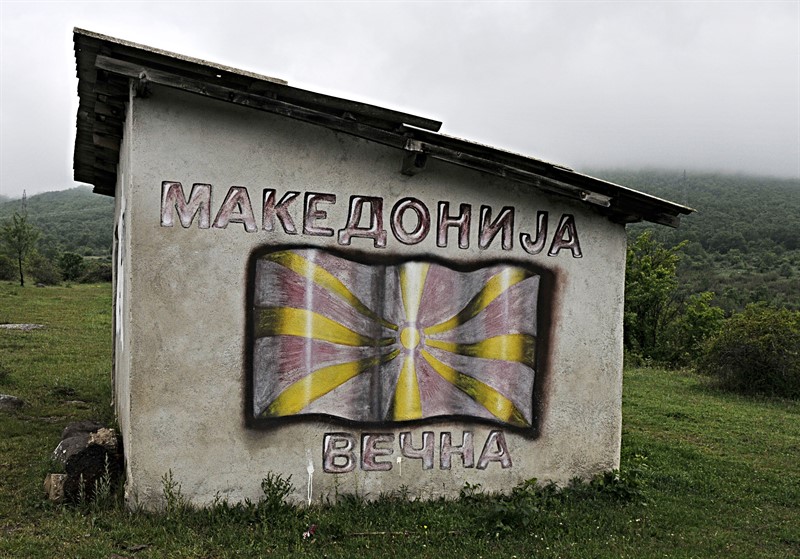 „Macedónsko je večné!“ – nápis na autobusovej zastávke na juhovýchode krajiny