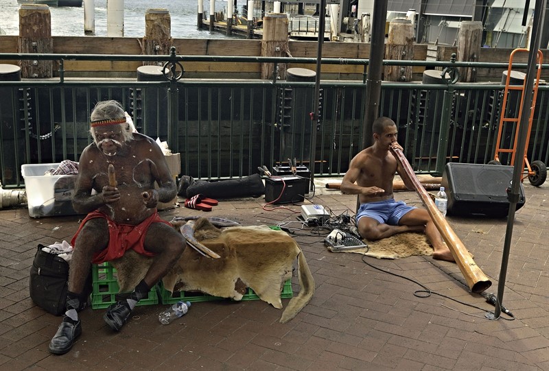 Na nábřeží v Sydney se ukázalo, že domorodci umí z našeho hlediska žít normálně a zapojit se do moderní doby. Ale - nebylo jim bez nás bělochů dřív líp? (Jejich CD s didgeridoo jsme si taky koupili.)