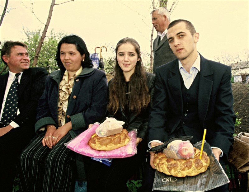 Žeňa, Viktor a jeho rodina na hřbitově