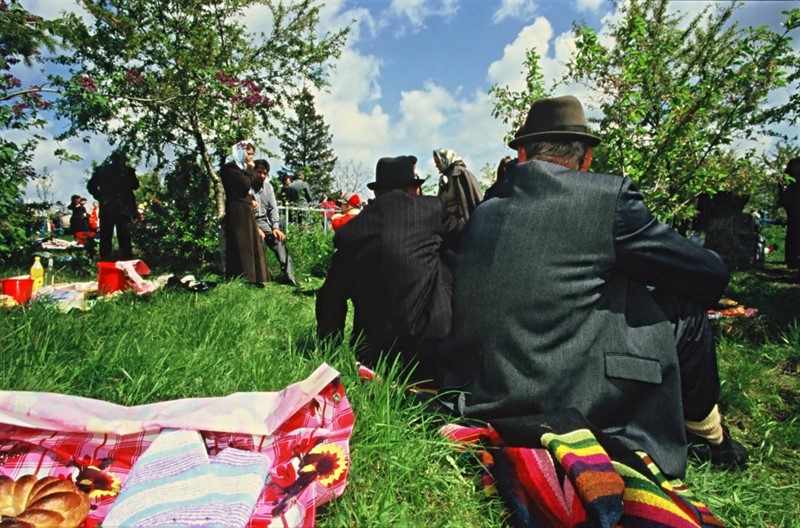 Svátek Pastele Blajinilor - prostřeno na hřbitově 