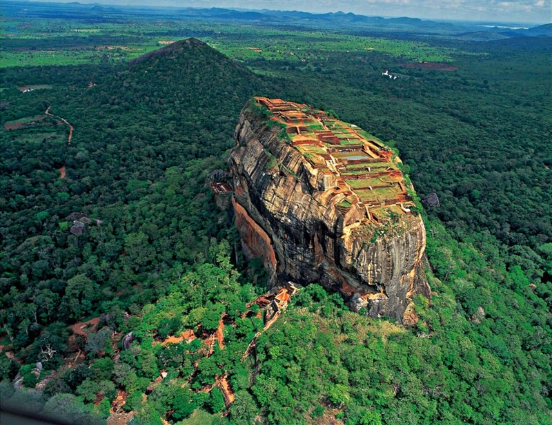 Jedno z nejnavštěvovanějších míst ostrova – Sigiriya. Na osamocené 200 metrů vysoké skále se nacházejí pozůstatky palácového komplexu z 5. století (Foto CK SEN)