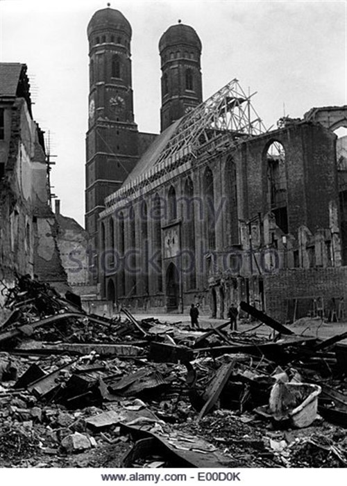 Mnichovsk frauenkirche v roce 1947 | alamy.com