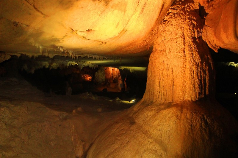 Bezpočet rozeklaných stalagmitů a stalktitů v jeskyni Lang. Za přívalových dešťů se i děrami ve stopu této jeskyně, jejíž průzkum vám zabere asi 45 minut, valí dovnitř voda.