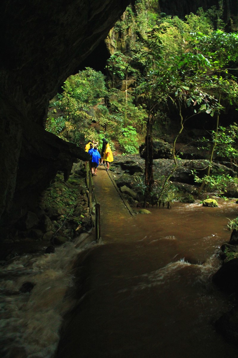 V případě monzumového deště se podzemní řeka tekoucí jeskyní Čisté vody okamžitě rozvodní a poutnící se musí místy brodit jejím silným a špinavým proudem, plným netopýřícího guama a plotic, které se jím živí