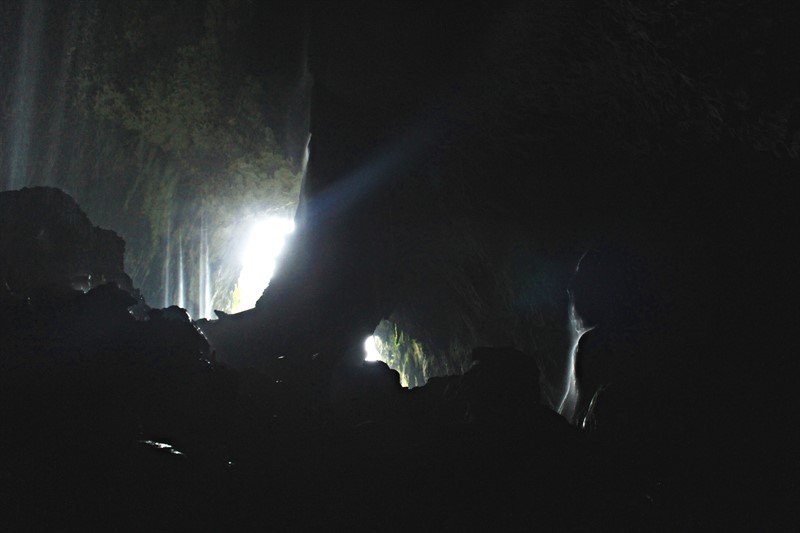 Rangeři, kteří jeskyní provádějí, každému ukazují skálu "Abrahama Lincolna", typickou podle orlího nosu amerického prezidenta (uprostřed). Kupodivu nikdo si nevšiml skály obtékané malým vodopádem (vpravo), kterou jsem si tak právem objevitele pojmenoval na "Strážce podzemí Styx"