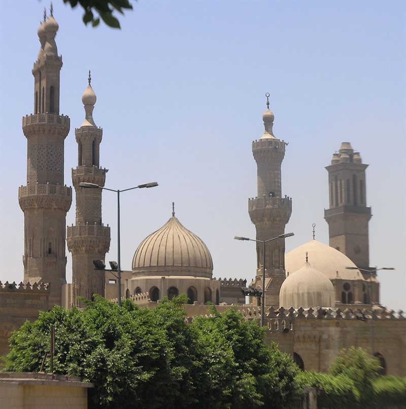 Nedílnou součástí zdejší university je mešita | https://en.wikipedia.org