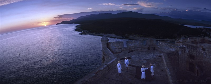 Každý den při západu slunce se slavnostně vystřelí z děla, pevnost Morro, Santiago de Cuba