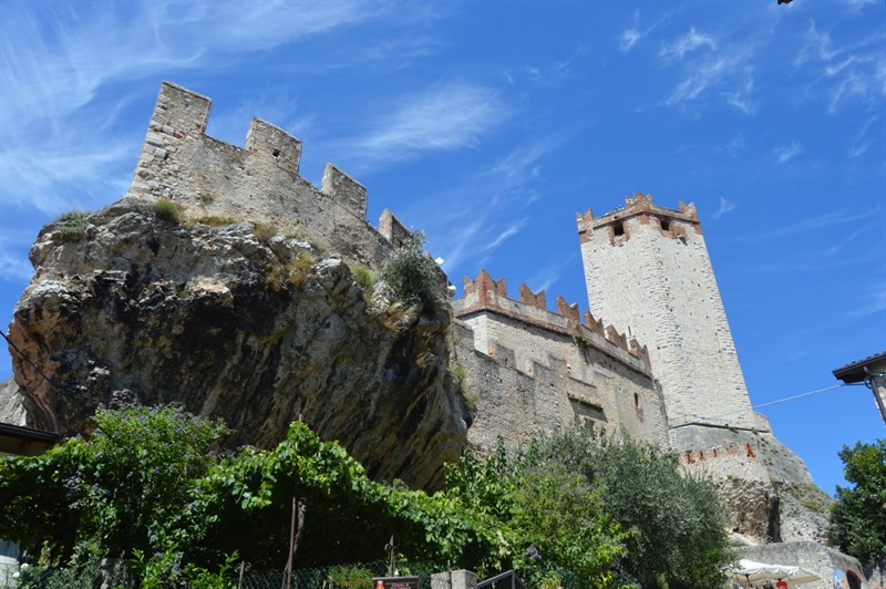 Dominantou městečka Malcesine  je středověký hrad ze 13. století, ke kterému se lze proplést spletí úzkých uliček