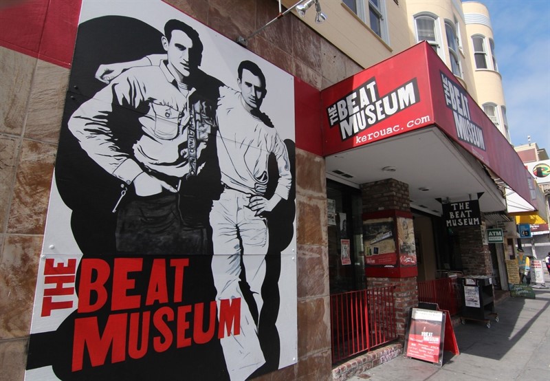 Vchod do Beat muzea v San Franciscu zdobí jedna z nejznámějších fotografií Jacka Kerouaca (vpravo) v přátelském objetí s Nealem Cassadym, který byl předobrazem hlavního hrdiny románu Na cestě (foto Carolyn Cassady) 