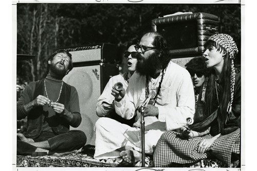 Básník Allen Ginsberg na festivalu