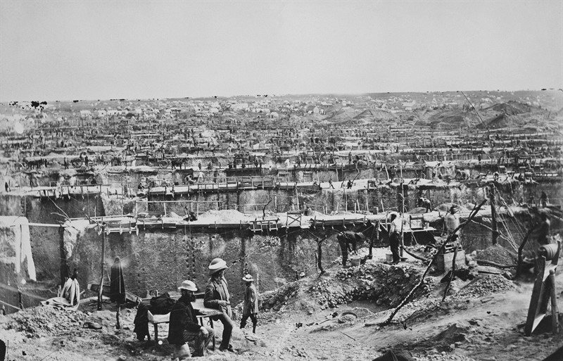Takto vypadal diamantový  důl v Kimberley v době, kdy se tam nacházel i Čeněk Paclt (foto z roku 1872)