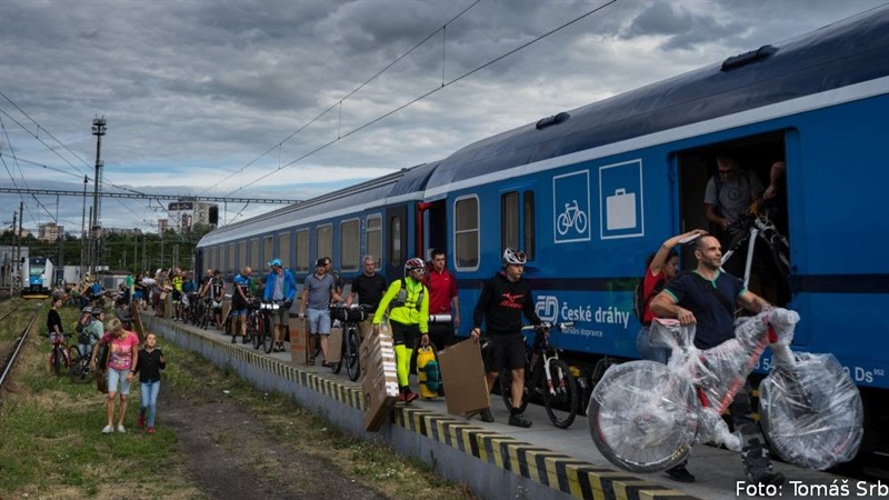 Polovina závodníků se sešla již v sobotu navečer, na nákladovém nádraží v Praze. Do speciálního vagonu, který pro Mílaře vypravily České dráhy, museli naskládat všechna kola.