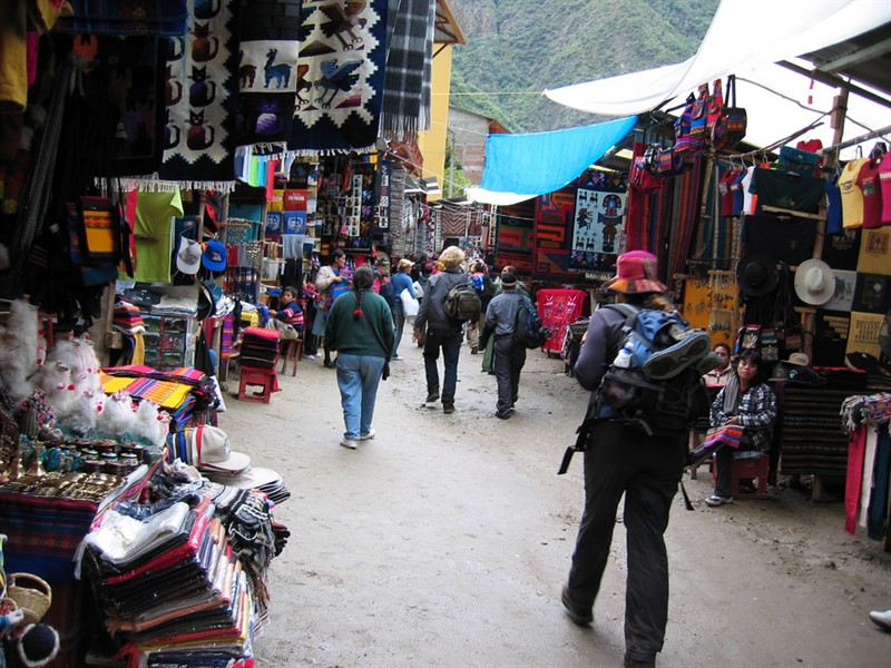 Batůžkářský Incan Trail na Machu Picchu – uličky plné prodejců čehokoliv najdete na mnoha místech světa, vysoké hory nevyjímaje 