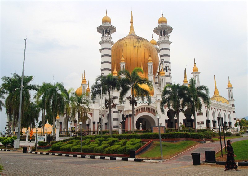 Mešita Ubudiah se tyčí nad celým královským městem jako maják uprostřed smaragdově zeleného pralesního moře