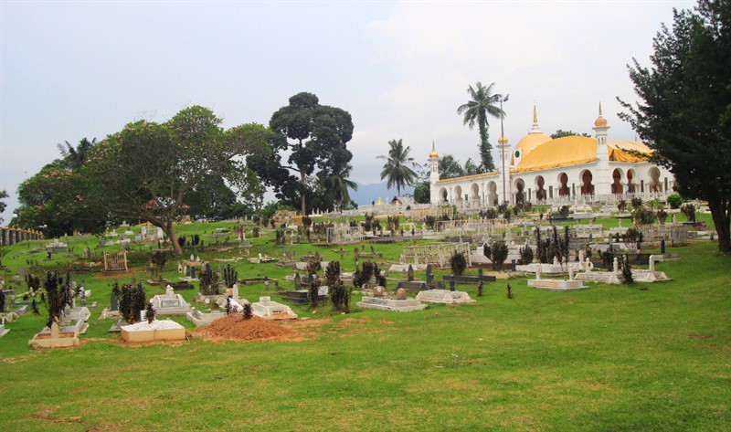 Na tomto muslimském hřbitově u královské residence spí svůj věčný sen generace peracké smetánky