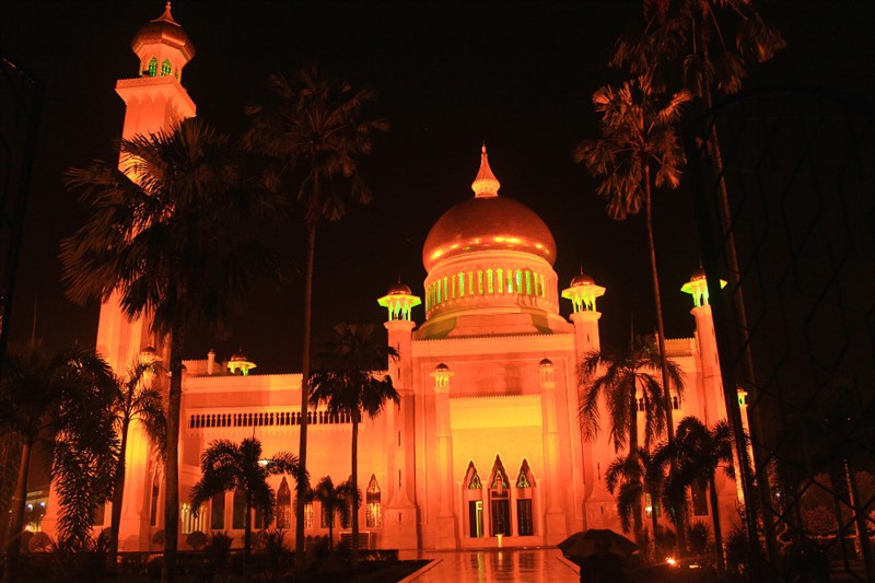 Díky velkolepému nasvícení je mešita v noci snad ještě působivější než za dne