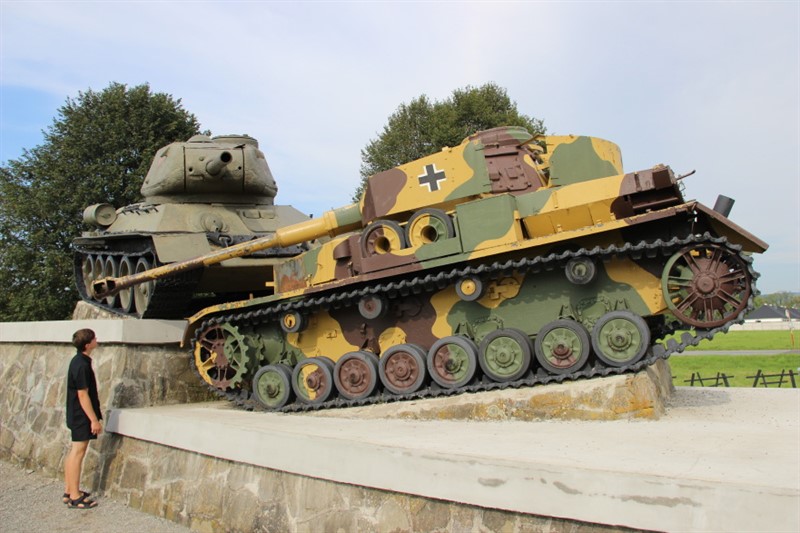 Dukelské přírodní muzeum zabírá i plochu mezi obcemi Kapišová a Kružlová, takzvané údolí smrti. U odbočky na Kapišovou stojí dva zaklesnuté tanky - sovětský T-34/85 a německy Panzer IV. Slavná skulptura se jmenuje „Taran“ 