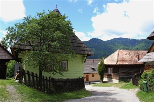 Vlkolínec leží na jižním úpatí vrchu Sidorovo v nadmořské výšce 718 m.