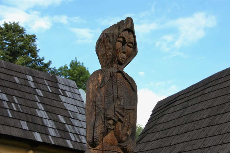 Vlkolínec "hlídají" dřevěné sochy, ve vesnici mají také několik vyřezávaných betlémů 