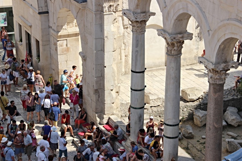 Nejnavštěvovanější místo dnešního Splitu - peristyl Diokleciánova paláce neboli monumentální přijímací nádvoří