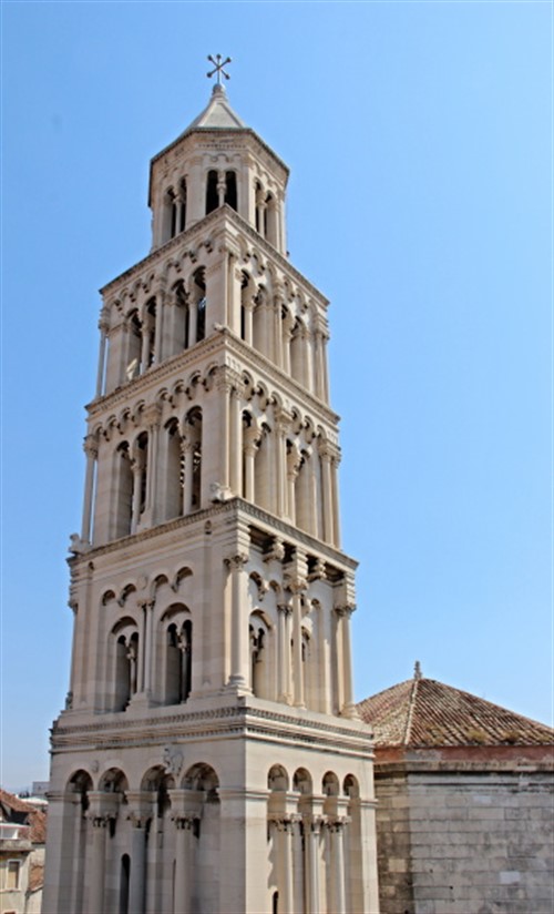Zvonice ze 13. století je oblíbenou rozhlednou