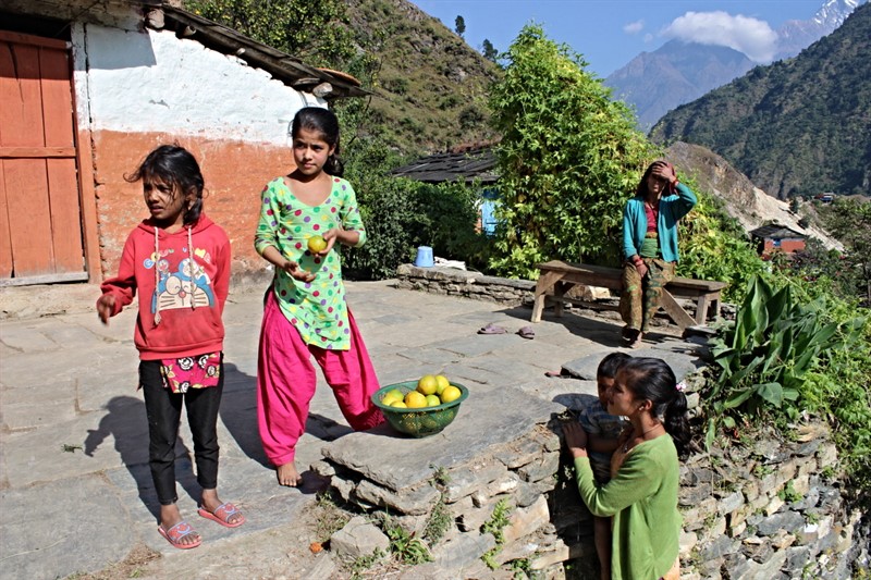 Stoupání z Tatopani do Ghorepani vede horskými vesničkami. Zdejší děti nabízejí zpoceným trekařům místní pomeranče.