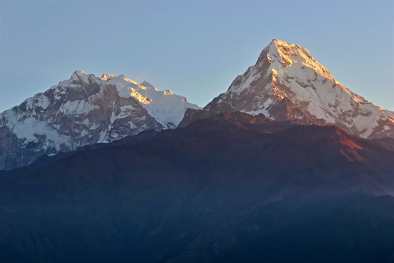 Svítání v Himálaji - to se vyplatí přivstat si! Konečně se ukáže i Annapurna I (ta zdánlivě menší vzadu),  vpředu je Annapurna Jih