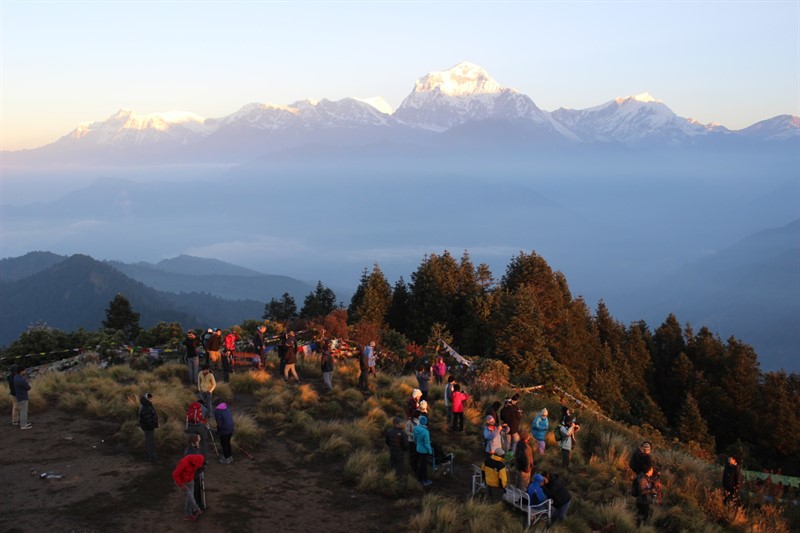 Tak tohle je Poon Hill a mezinárodní radost z krásného rána (vrcholy Dhaulagiri hlavní v čele - 8167 m n. m.)
