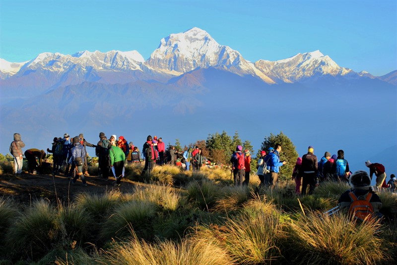 Vrcholek, z něhož jsou masív Annapuren i Dhaulagiri (na snímku)