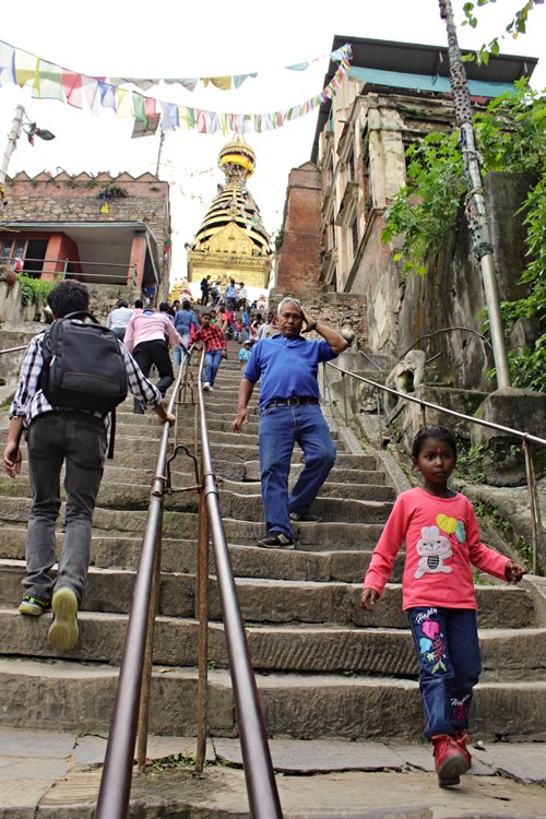 Cesta k tzv. Opičímu chrámu dá každému zabrat. Extrémně strmé schodiště má téměř čtyři sta schodů