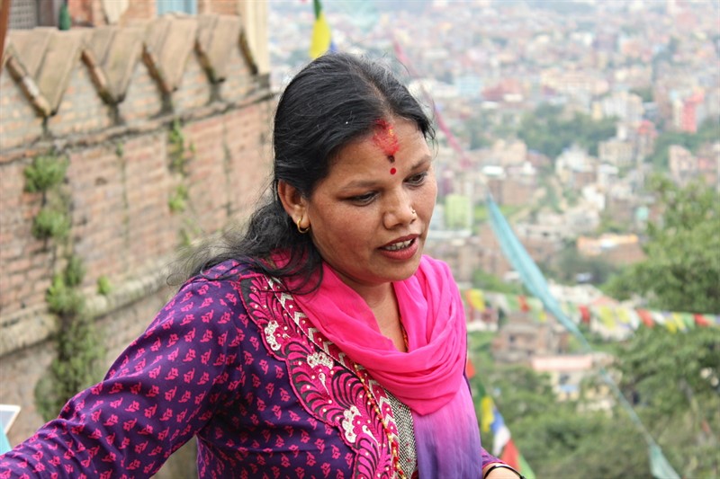 Z vrcholu je nejenom krásný výhled na Kathmándské údolí, ale také tu dobře fouká