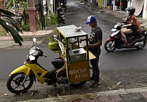 Na motorkách se ohřívá a připravuje i knedlíčková polévka bakso, levné jídlo typické pro celou Indonésii.