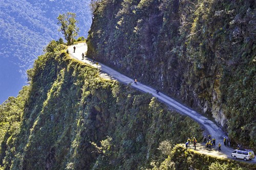 Ačkoli to nechápu, cesta je vyhledávanou cyklistickou destinací | https://www.internationaltraveller.com/cycling-bolivias-death-road/