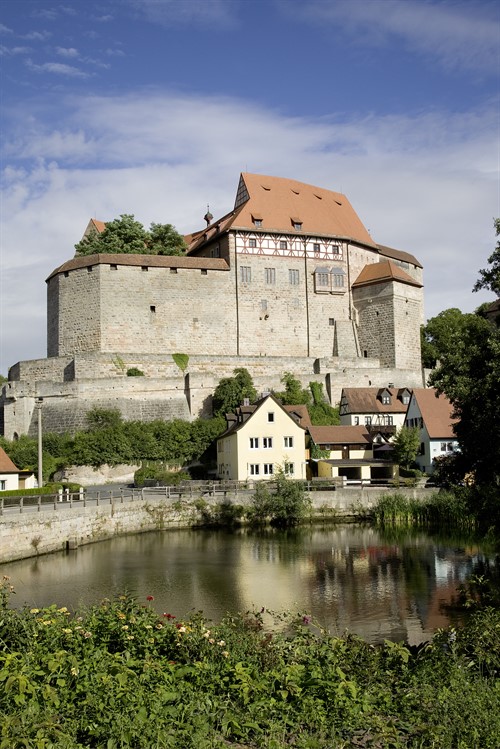 Malebný pohled na hrad od západu (Foto burg-cadolzburg.de)
