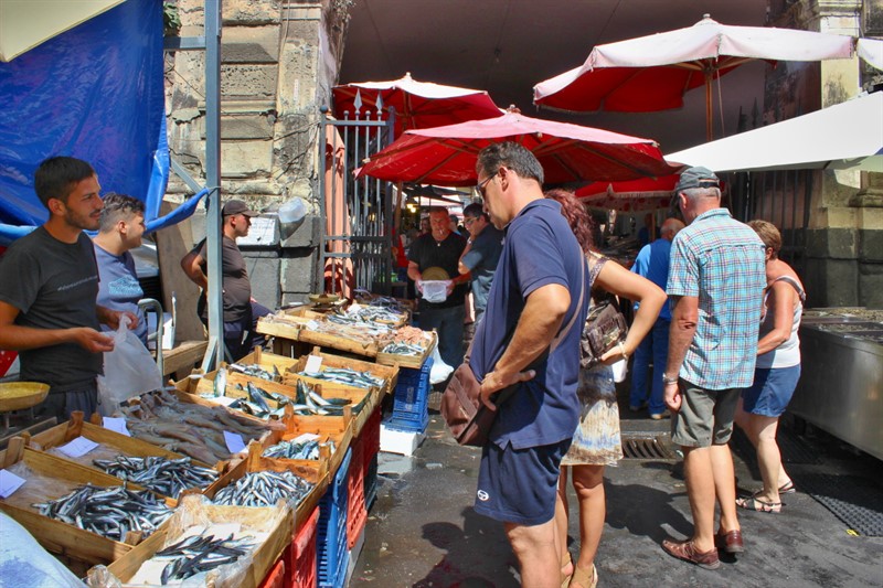 Už vchod na rybí trh u jedné z bran k náměstí slibuje mimořádný zážitek (foto J. Patková)