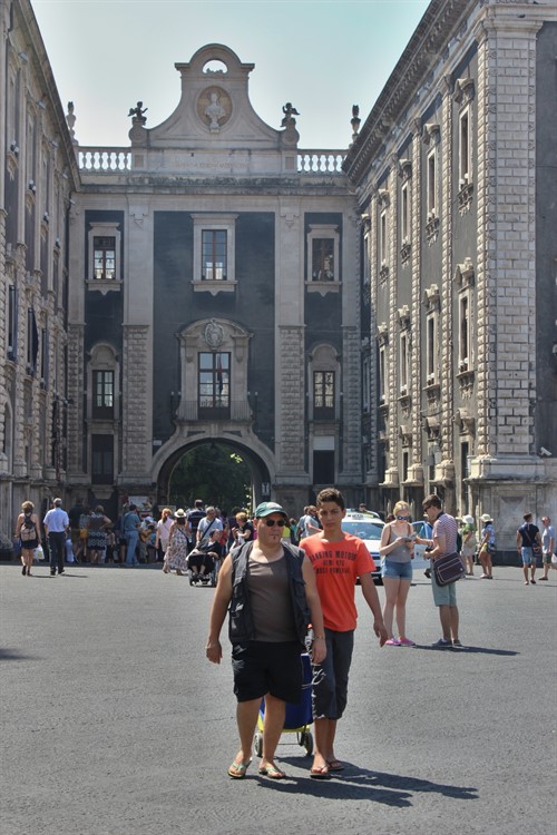 Monumentální brána Porta Uzeda byla postavena z kvádrů sopečného původu (foto J. Patková)