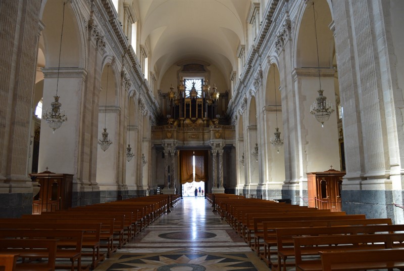 Interiér katedrály, útočiště před letním horkem