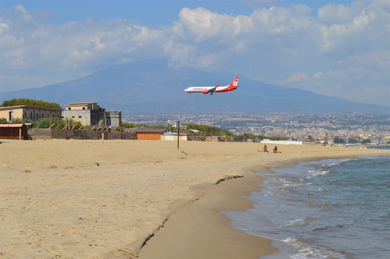 Při koupání v moři  můžete obdivovat přistávající letadla a v pozadí i Etnu