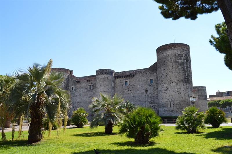 Středověký hrad Castello Ursino stával nad městem, dnes je uprostřed zástavby